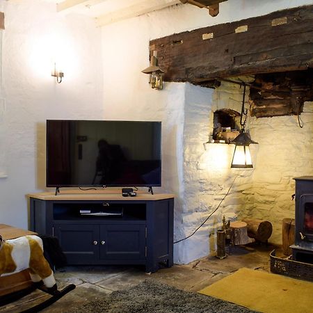 Lower Goytre Farmhouse Llanfair Waterdine 外观 照片