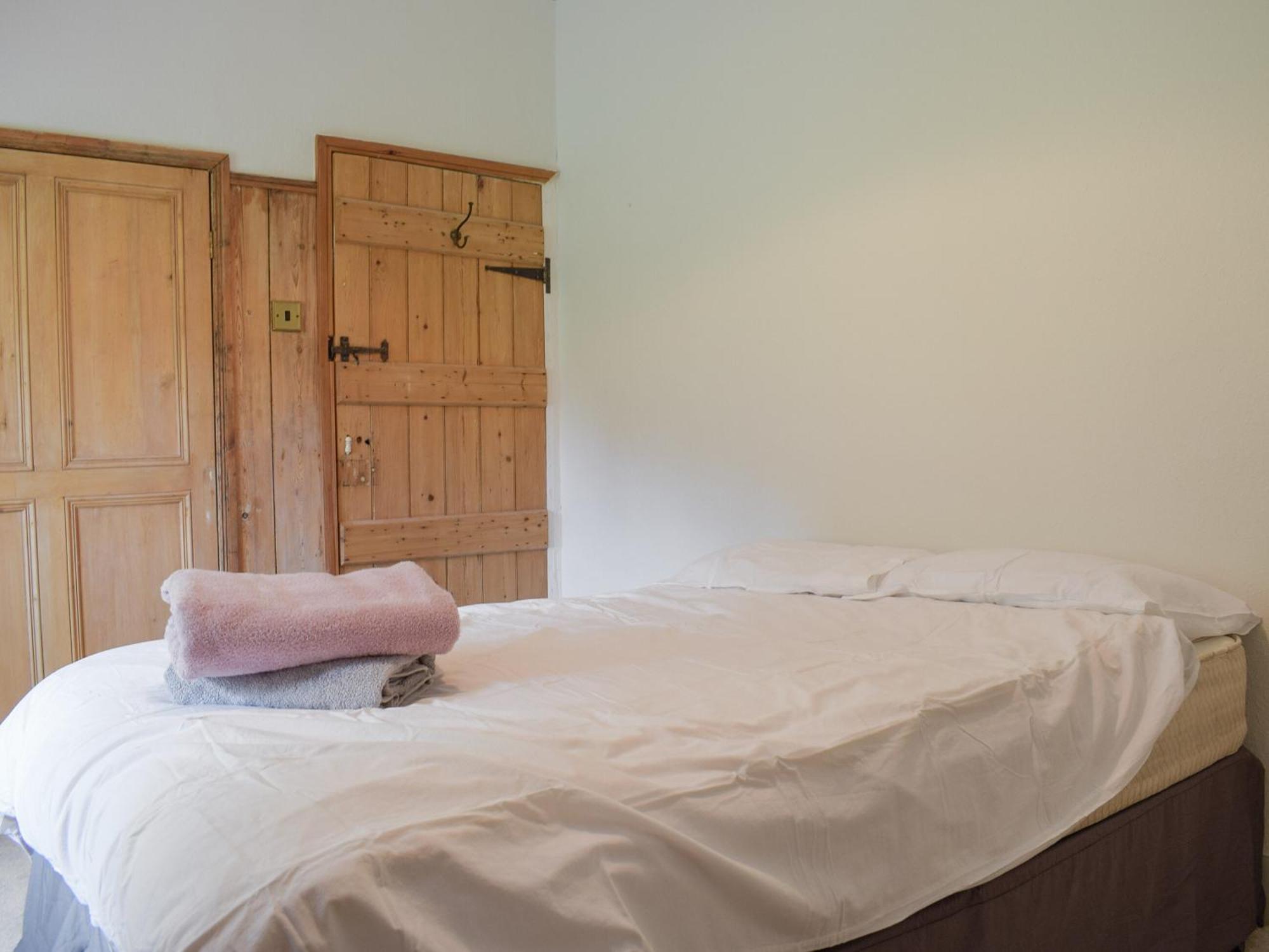 Lower Goytre Farmhouse Llanfair Waterdine 外观 照片