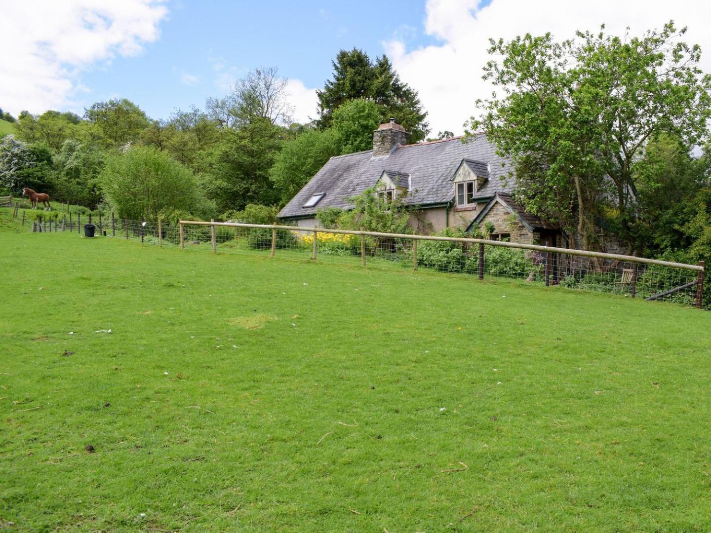 Lower Goytre Farmhouse Llanfair Waterdine 外观 照片