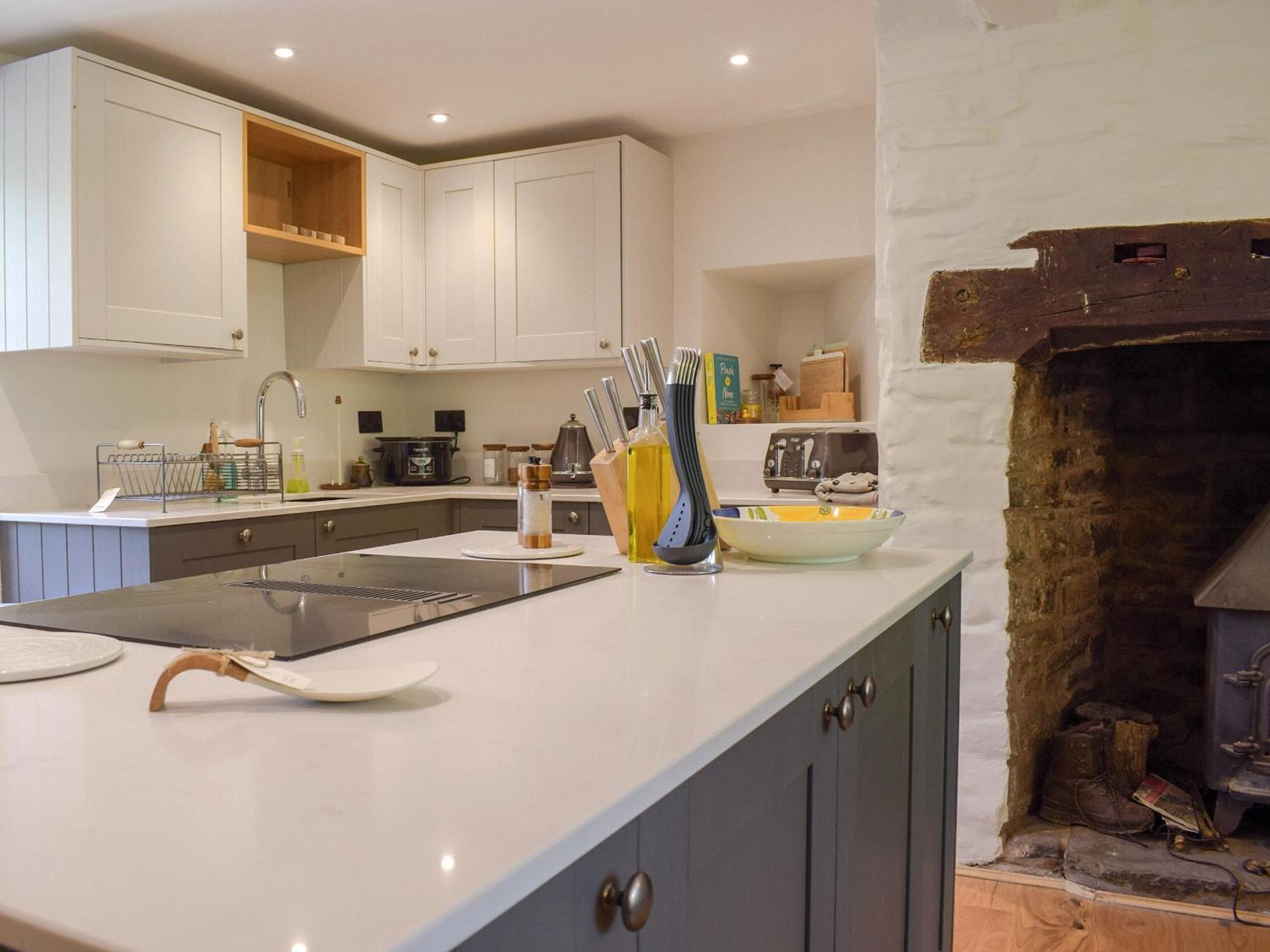 Lower Goytre Farmhouse Llanfair Waterdine 外观 照片