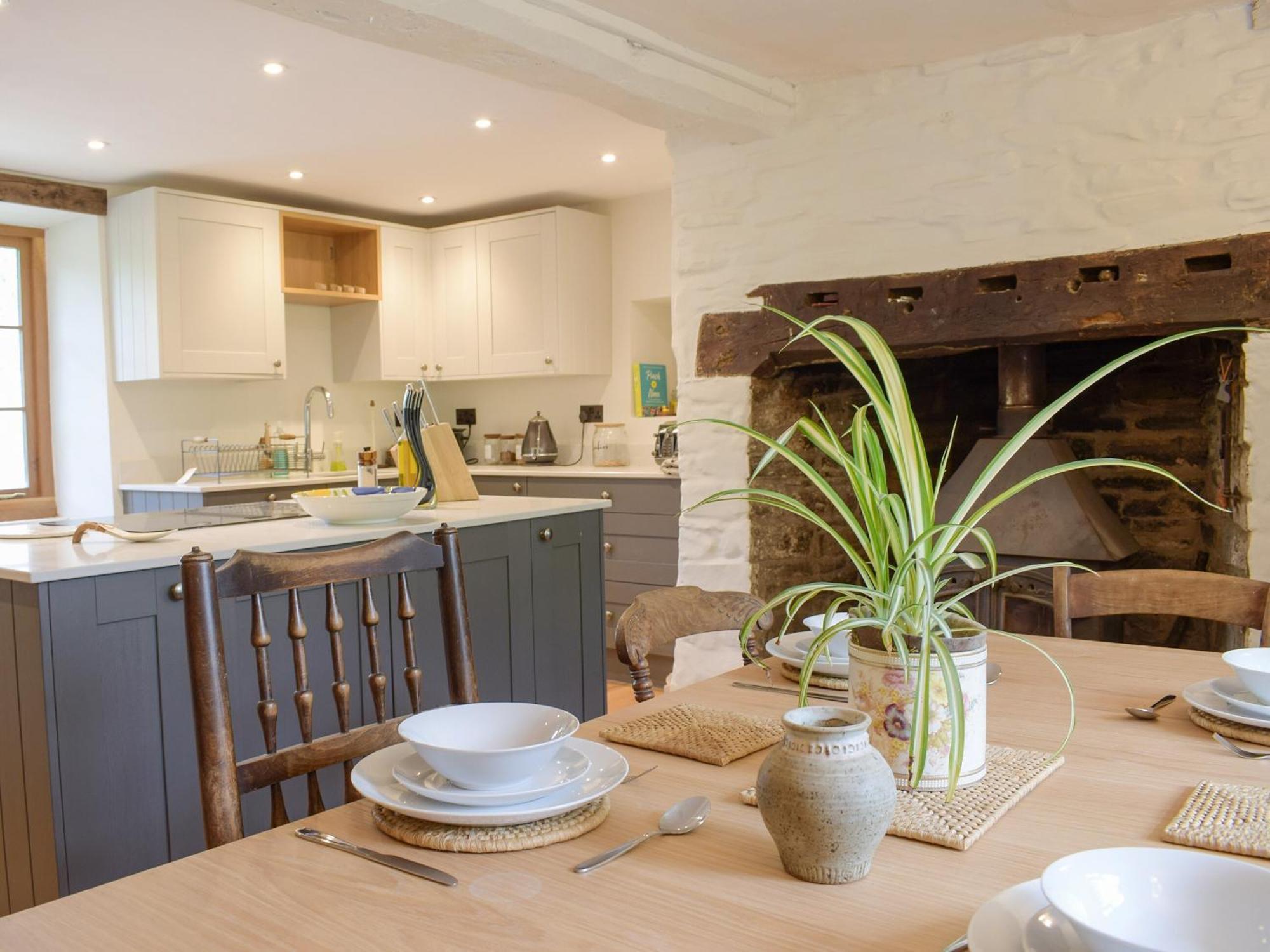 Lower Goytre Farmhouse Llanfair Waterdine 外观 照片